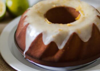 Bolo fit de limão com cobertura de iogurte