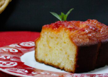 Bolo fit de pêssego com calda de frutas