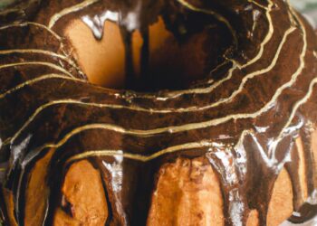 Bolo Fit de Cenoura com Cobertura de Chocolate Amargo e Alfarroba