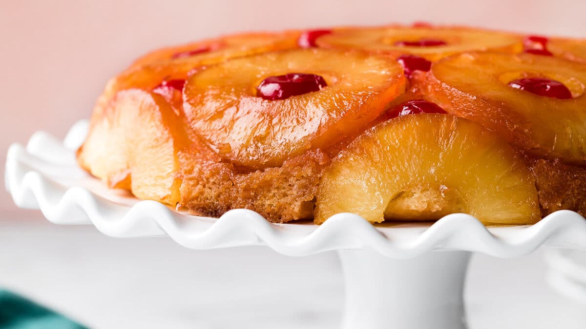 Receita de bolo de abacaxi com farofa de canela