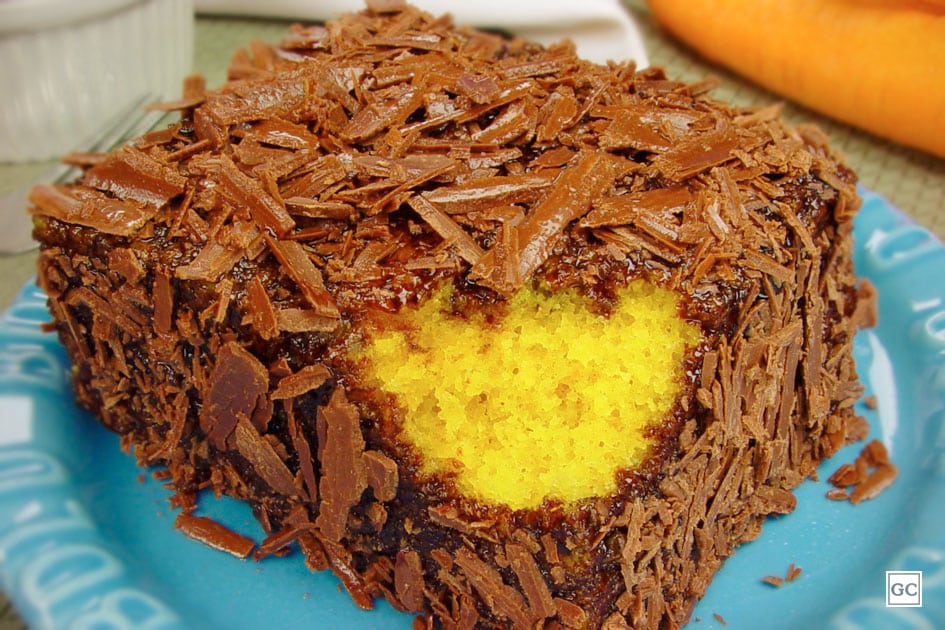 Bolo de cenoura com raspas de chocolate