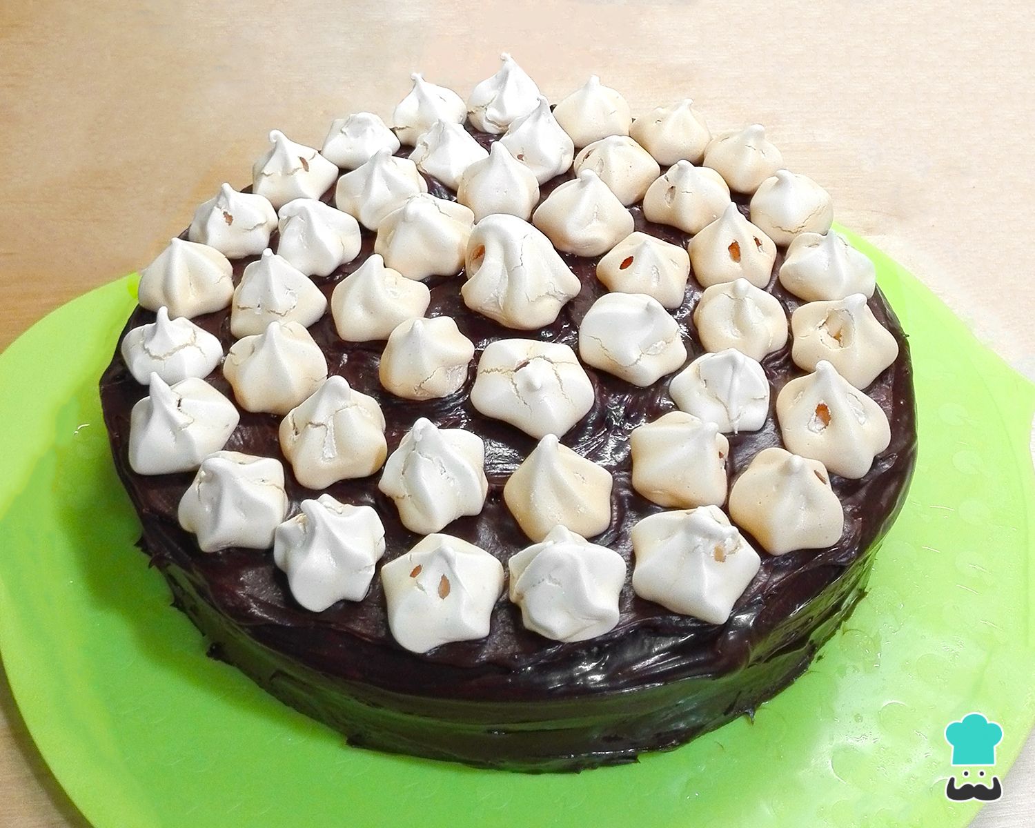 15 melhores receitas de bolo de chocolate para convenções casuais Bolo de chocolate com recheio de suspiro