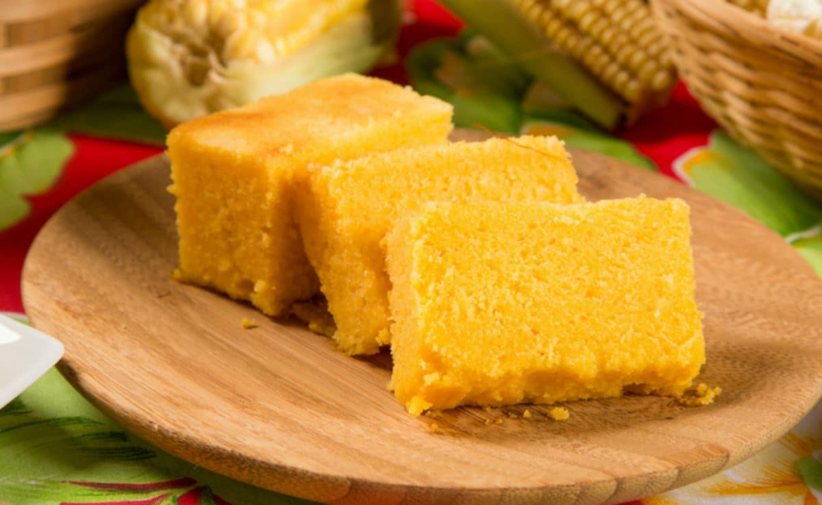 Essas 10 receitas de bolo de milho vão te deixar com água na boca Conheça essas receitas inesquecíveis de bolo de milho