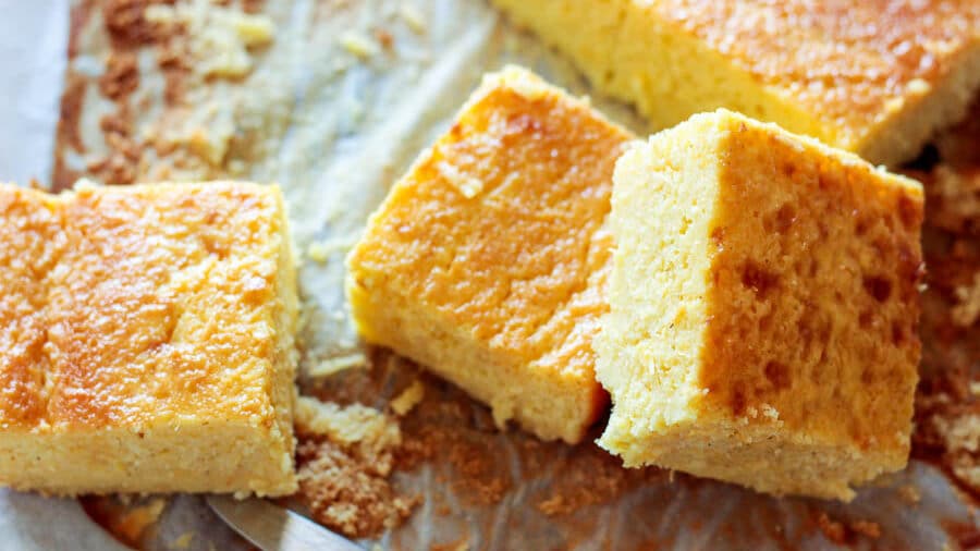 Essas 10 receitas de bolo de milho vão te deixar com água na boca Conheça essas receitas inesquecíveis de bolo de milho