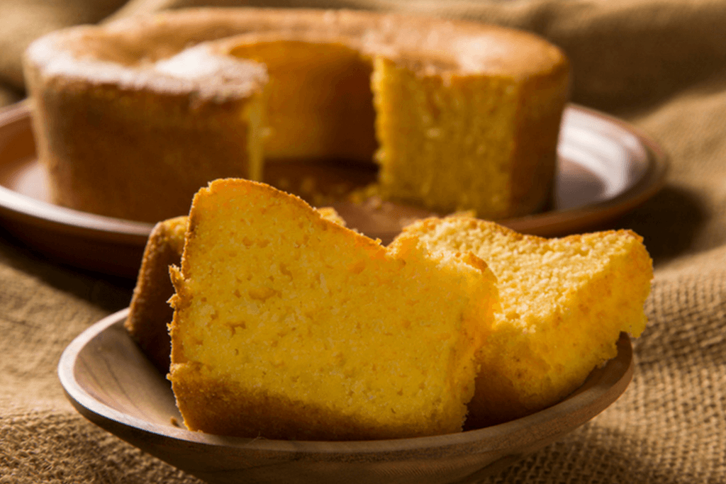 Essas 10 receitas de bolo de milho vão te deixar com água na boca Conheça essas receitas de bolo de milho inesquecíveis