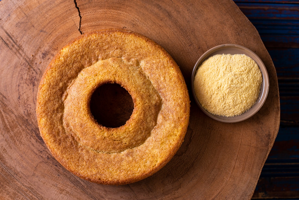 Conheça os 15 bolos populares entre os brasileiros Receita de bolo de fubá simples