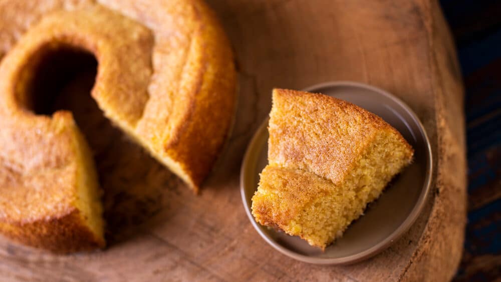 Essas 10 receitas de bolo de milho vão te deixar com água na boca Receita de bolo de fubá com iogurte