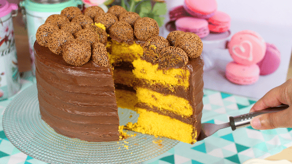 10 receitas de bolo de aniversário para animar sua festa! Receita de bolo de cenoura com chocolate para aniversário