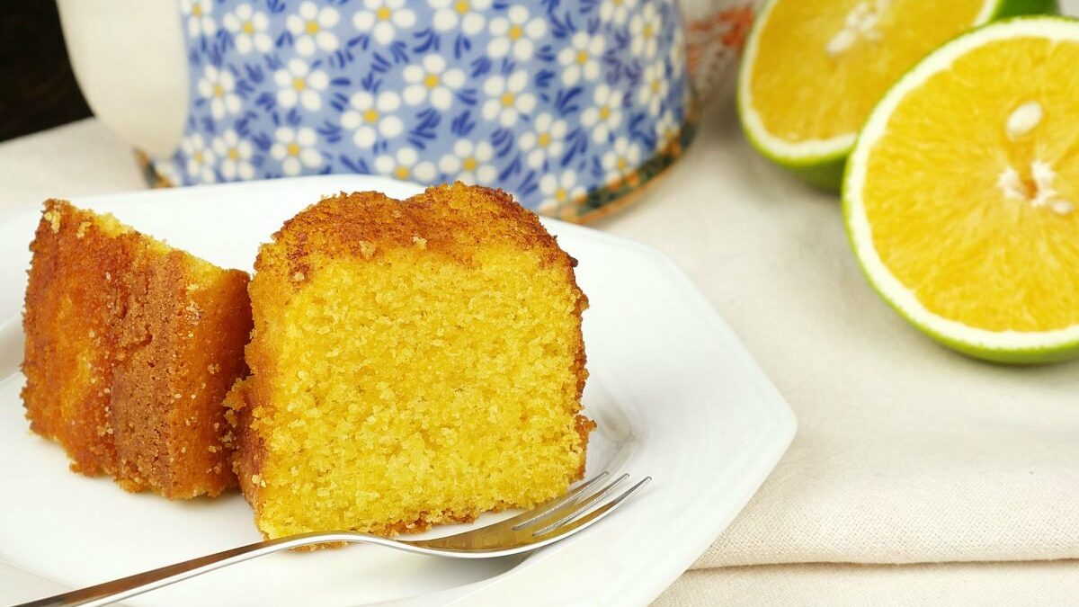 Veja essas 15 receitas de bolo para o lanche da tarde! Receita de bolo de fubá com laranja