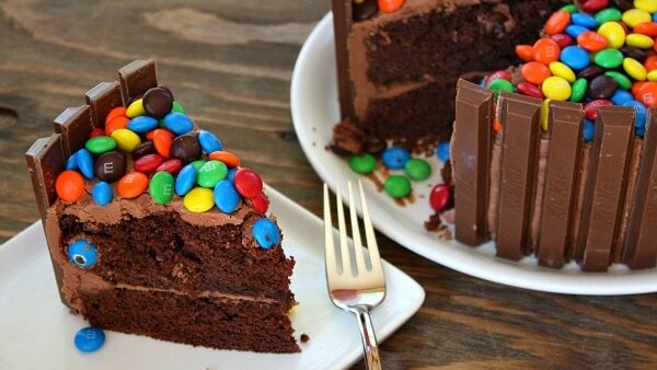 10 receitas de bolo de aniversário para animar sua festa! Receita de sorvete com kit kat para aniversário