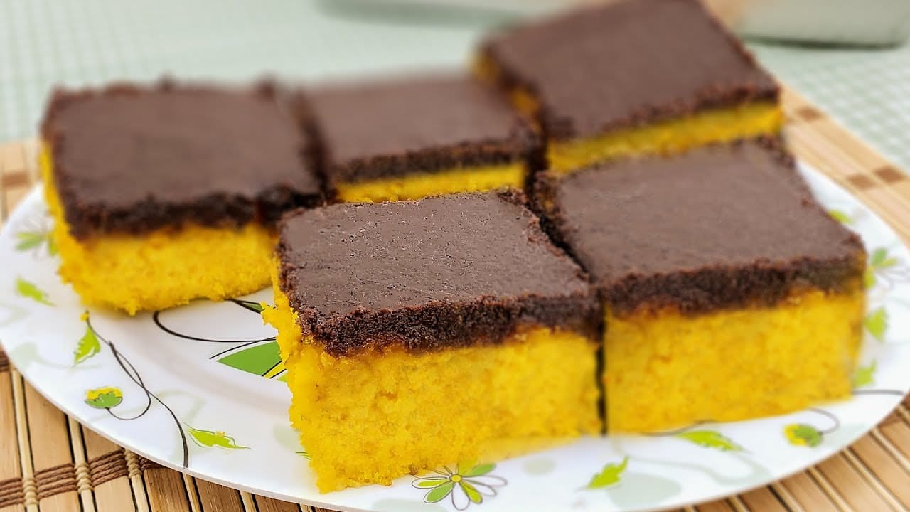 Receita de bolo de cenoura com cobertura crocante de chocolate