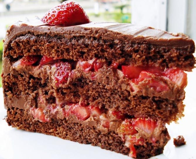 15 melhores receitas de bolo de chocolate para convenções casuais Receita de bolo de chocolate com recheio de morango