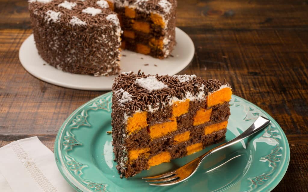 Receita de bolo xadrez – cenoura e chocolate