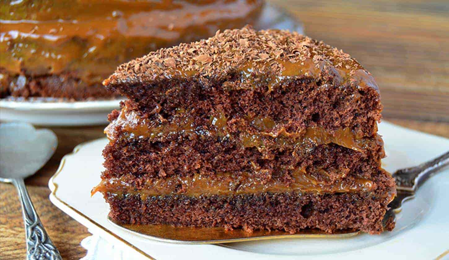 Bolo de chocolate com recheio de doce de leite